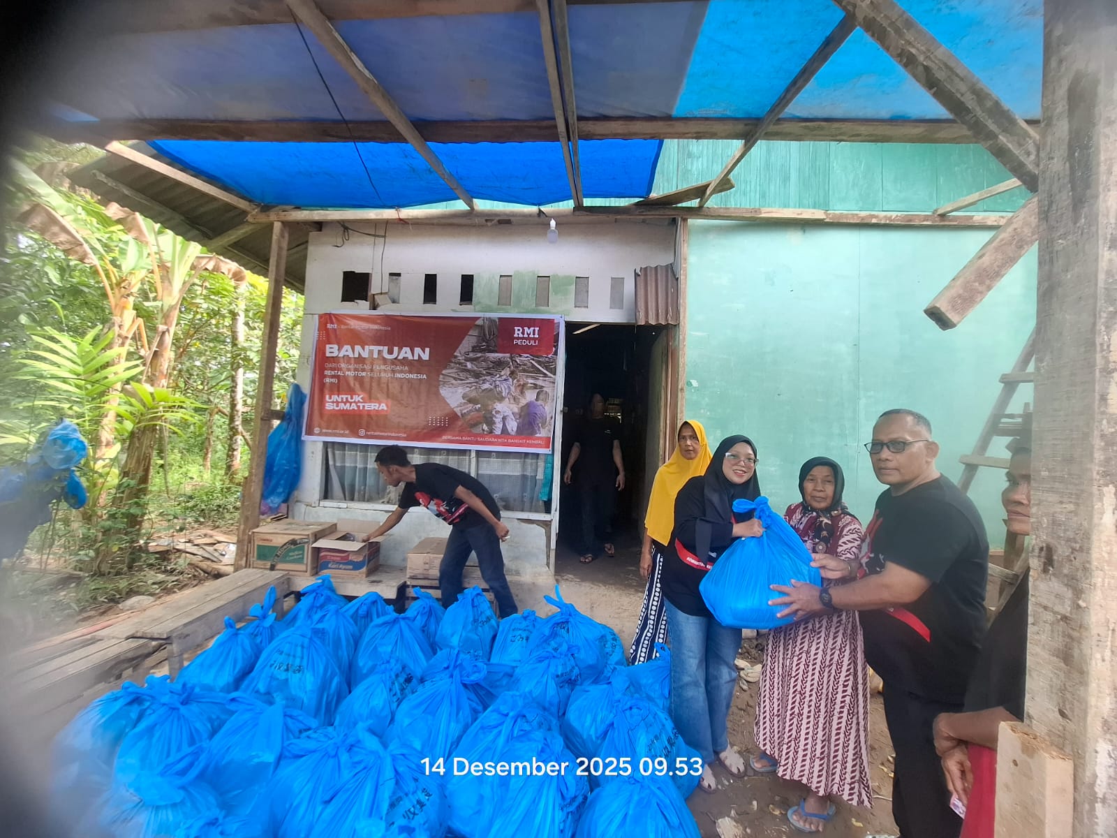 RMI Salurkan Donasi untuk Korban Banjir dan Longsor di Sungai Batang Anai, Sumatera Barat
